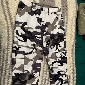 Women’s army print jogger style pant